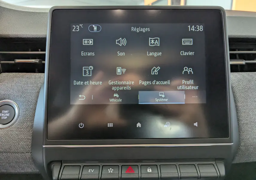 Écran tactile central de la Renault Clio gris schiste, affichant le menu Réglages avec boutons en dessous.