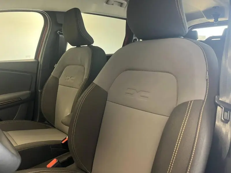 Gros plan sur les sièges avant gris et noirs du Dacia Jogger 1.0 ECO-G 100ch Extreme 7 places 2024, intérieur spacieux.
