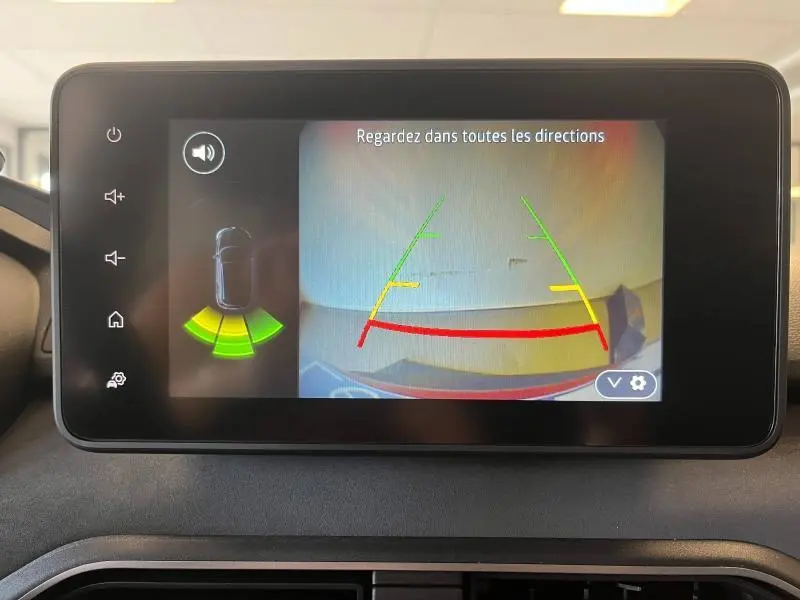 Écran tactile intérieur montrant la caméra de recul et l’aide au stationnement du Dacia Jogger noir nacré.
