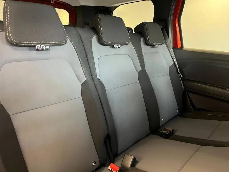 Vue intérieure côté droit sur la banquette arrière grise et noire du Dacia Jogger 7 places, avec appuie-têtes réglables.