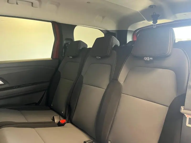 Vue latérale intérieure montrant la banquette arrière noire avec trois appuie-têtes du Dacia Jogger 2024.