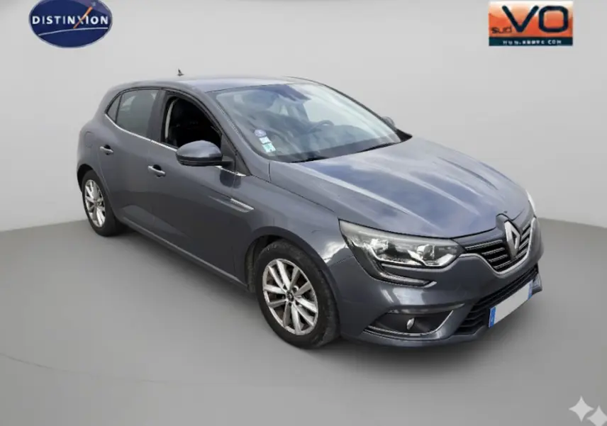 Renault Mégane IV gris foncé vue 3/4 avant gauche, jantes alliage 18 pouces et phares LED allumés.