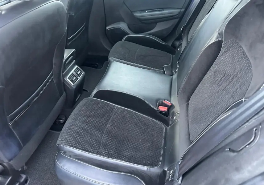 Vue intérieure côté droit des sièges arrière en cuir et tissu noir de la Renault Mégane IV Berline 2016.