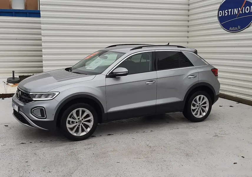 Volkswagen T-Roc gris pyrite métal en vue de profil côté gauche, avec toit ouvrant et jantes alliage.