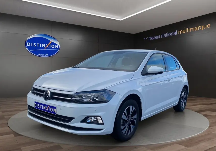 Volkswagen Polo 1.0 80ch Lounge Business blanc pure vue 3/4 avant droit avec jantes alliage et feux LED.