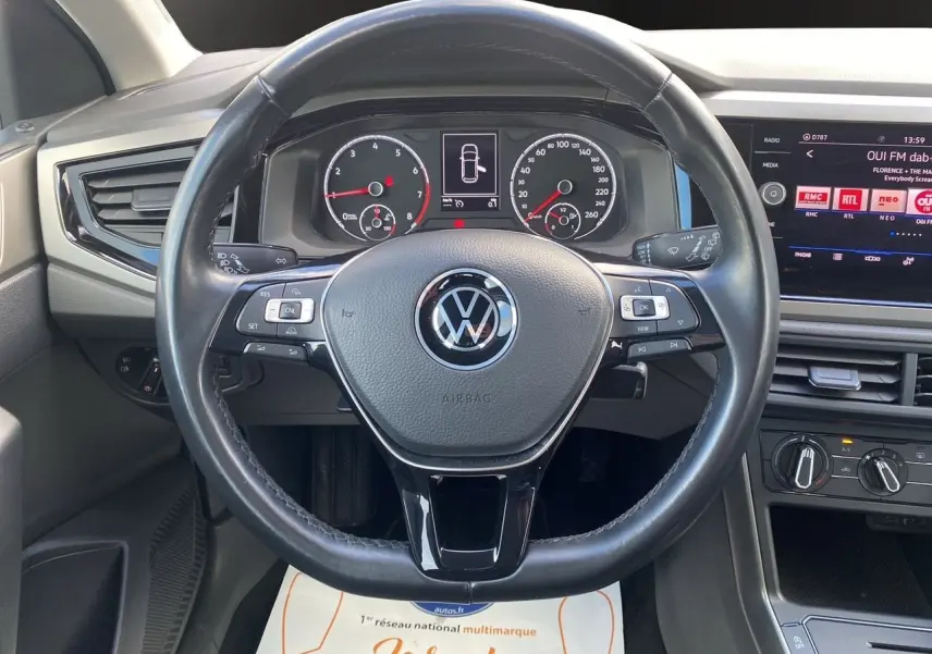 Vue centrée sur le volant noir de la Volkswagen Polo 2020 avec tableau de bord et écran tactile visibles.