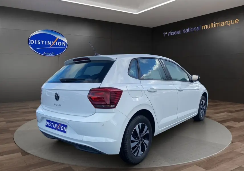 Vue 3/4 arrière droite d'une Volkswagen Polo blanche Pure 2020 en finition Lounge Business, avec jantes alliage et feux arrière LED.