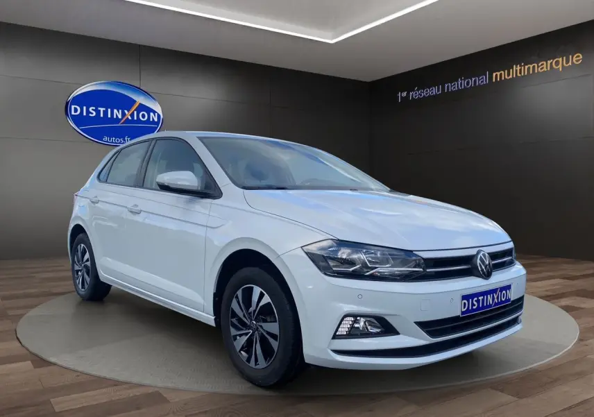 Volkswagen Polo blanc pure vue 3/4 avant droit, avec jantes alliage et feux LED distinctifs.