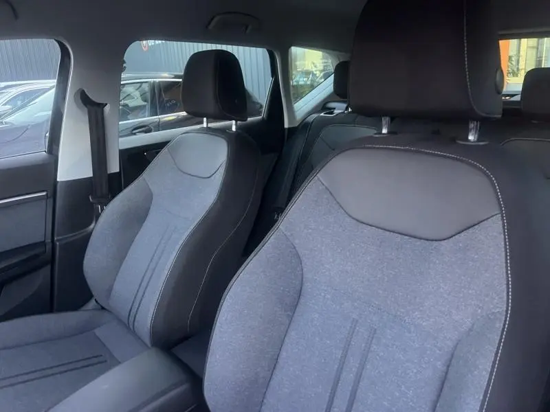 Vue intérieure sur les sièges avant gris tissu Dallas et cuir noir du SEAT Ateca 2022, version Style Business.