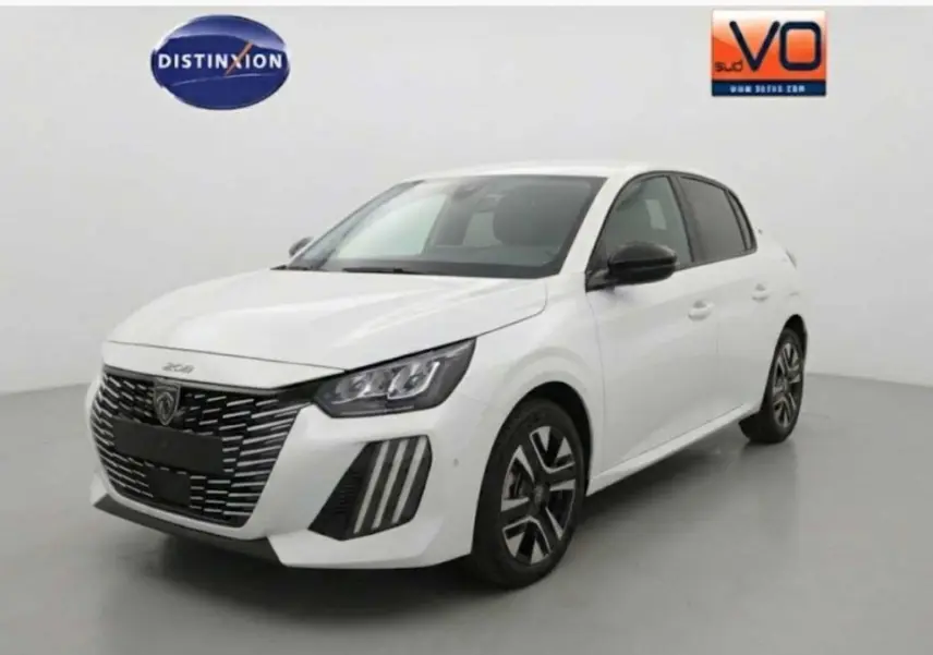 Peugeot 208 Hybrid blanc vue 3/4 avant droit, avec calandre noire distinctive et jantes alliage 16 pouces.