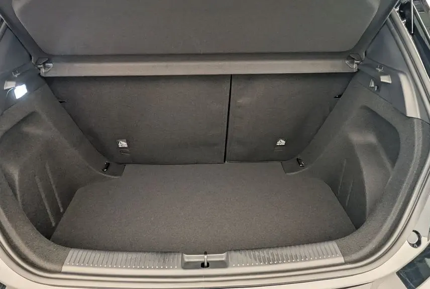 Vue intérieure du coffre ouvert de la MG3 Pebble Black 2026, montrant l'espace de rangement et la moquette noire.