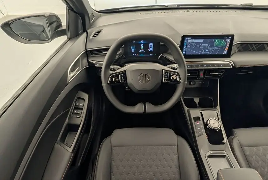 Vue intérieure avant du tableau de bord noir du MG3 1.5 L Hybrid+ avec volant multifonction et écran tactile 10,25 pouces.