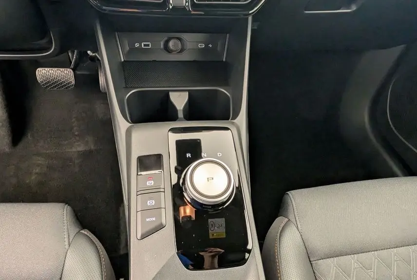 Vue intérieure centrée sur la console centrale noire du MG3 1.5 L Hybrid+ Pebble Black avec sélecteur rotatif de boîte auto.