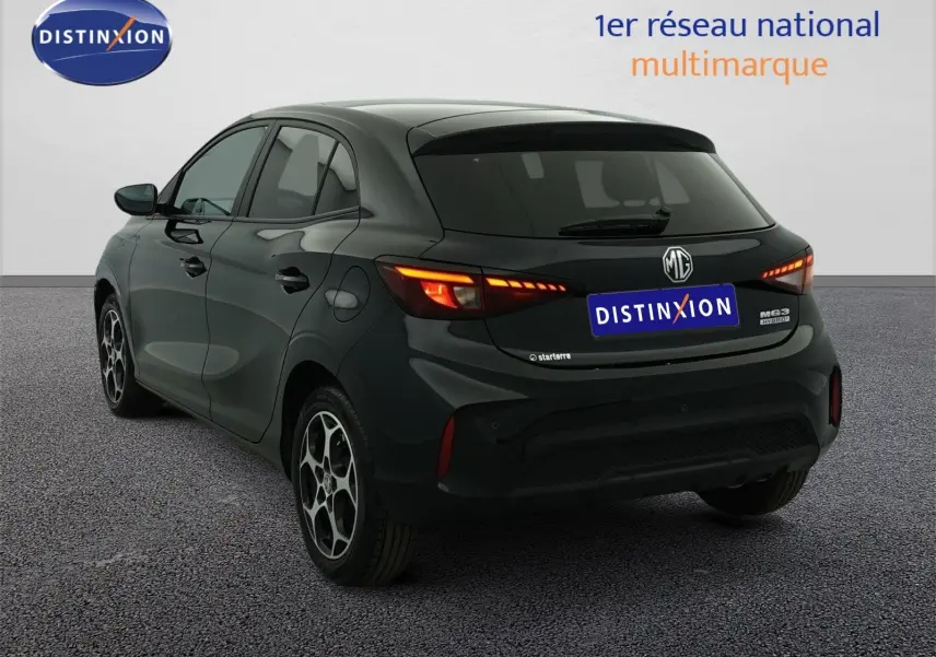 Vue 3/4 arrière droite de la MG3 Pebble Black 2026 avec feux LED allumés et jantes alliage 16 pouces.