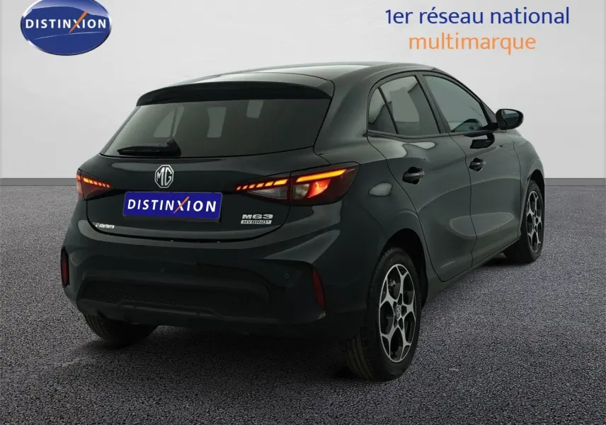 Vue 3/4 arrière droite d’une MG3 Pebble Black hybride avec feux LED allumés et jantes alliage 16 pouces.