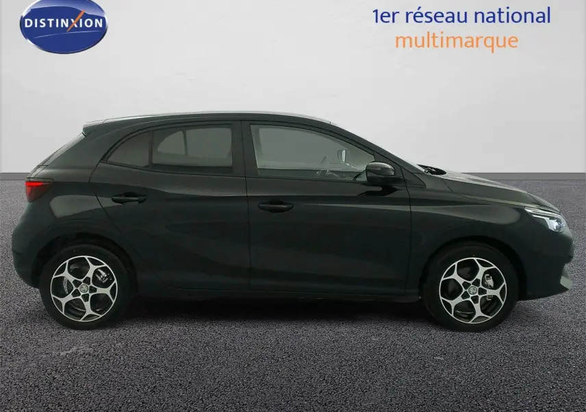 Vue de profil côté gauche d'une MG3 1.5 L Hybrid+ Pebble Black avec jantes alliage 16 pouces et vitres surteintées.