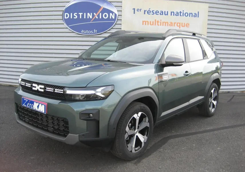Dacia Bigster gris schiste en 3/4 avant droit, SUV hybride avec calandre noire et jantes modernes.