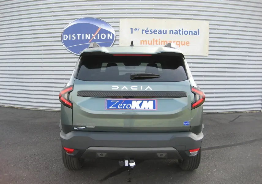 Vue arrière d'un Dacia Bigster gris schiste 2026 avec feux LED en forme de C et logo distinctif bien visible.