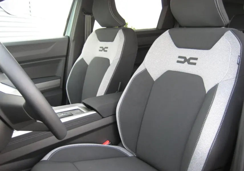 Vue intérieure centrée sur le volant et la console centrale du Dacia Bigster 2026, avec écran tactile et commandes modernes.
