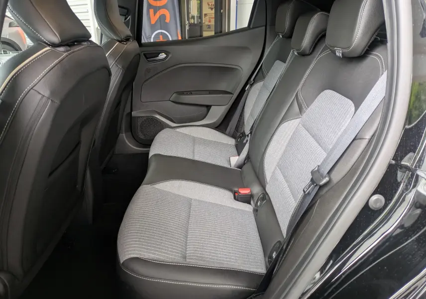 Vue latérale côté droit des sièges arrière gris clair et noir de la Renault Clio V E-TECH Full Hybrid 2025.