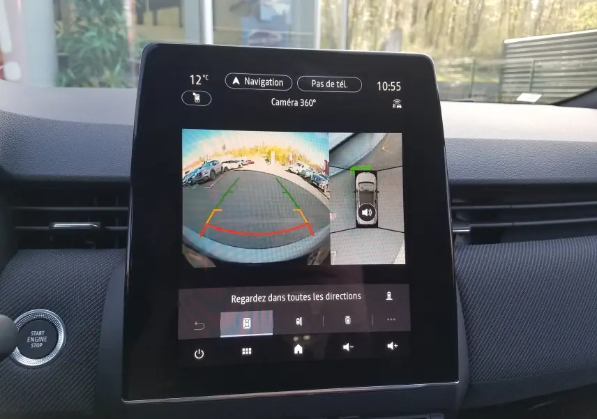 Écran central de la Renault Clio V gris Rafale montrant la caméra 360° en vue arrière et vue plongeante du véhicule.