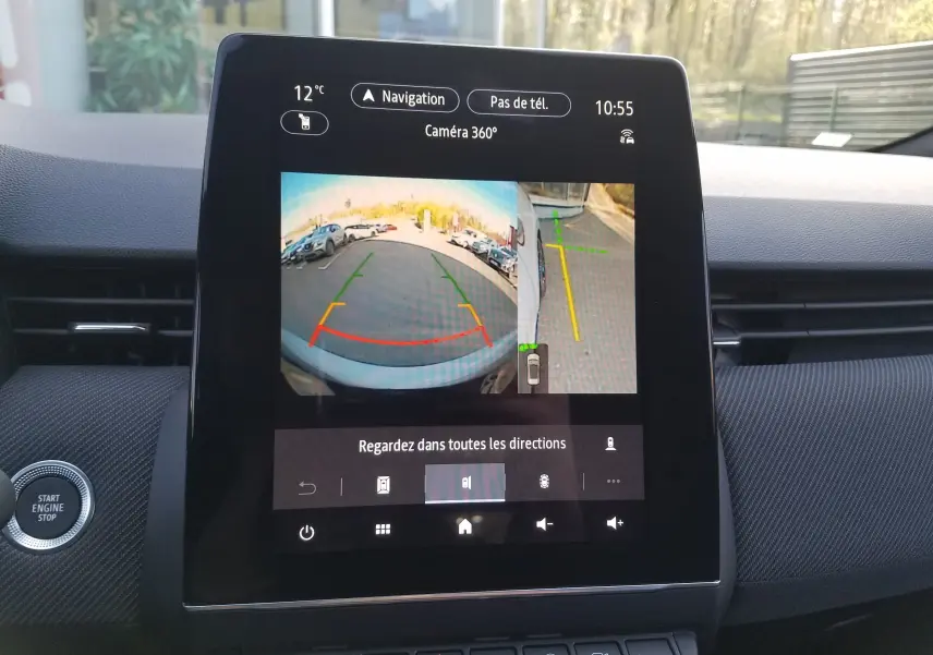 Écran central de la Renault Clio V hybride 2025 montrant la caméra 360° avec vue arrière et latérale du parking.