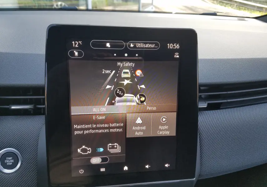 Écran tactile central de la Renault Clio V gris Rafale montrant les options de sécurité et connectivité.