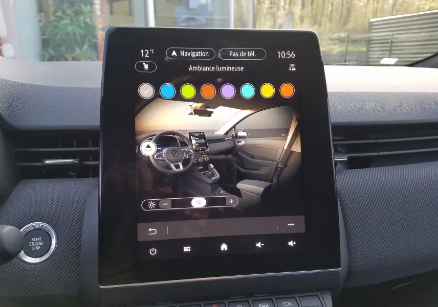 Écran tactile central montrant l'ambiance lumineuse intérieure de la Renault Clio V, vue côté droit du poste de conduite.