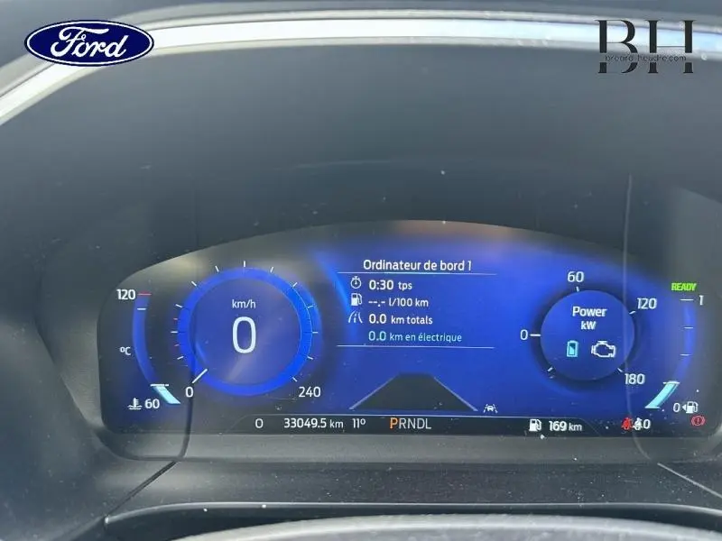 Tableau de bord numérique bleu du Ford Kuga 2022, affichant vitesse, puissance et informations de conduite.