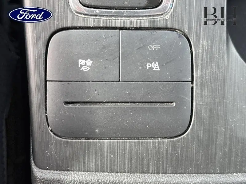 Gros plan sur les boutons de commande du système d’aide au stationnement et d’assistance au maintien dans la voie du Ford Kuga 2022.