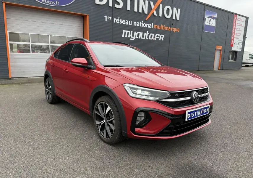 Volkswagen Taigo Rouge Roi en 3/4 avant droit, avec jantes noires brillantes et calandre R-Line distinctive.
