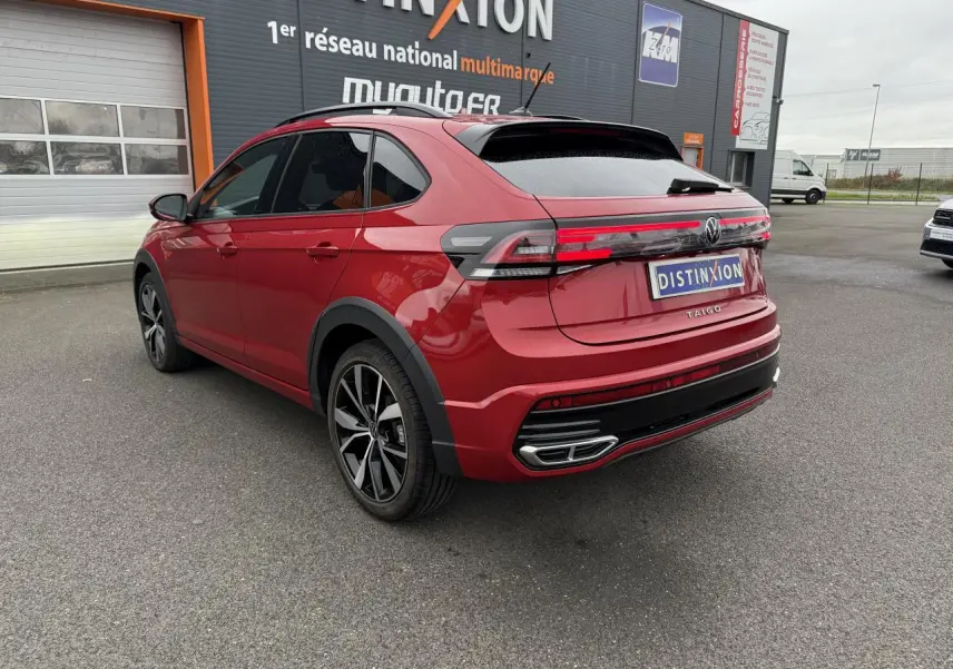 Volkswagen Taigo Rouge Roi vue 3/4 arrière droit, jantes noires brillantes et vitres surteintées.