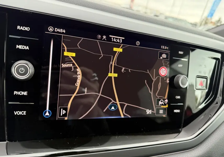 Écran tactile 8 pouces du Volkswagen Taigo 2025 affichant la navigation, vue intérieure centrée sur la console.