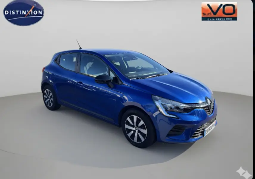 Renault Clio V TCe 90 Equilibre bleu foncé vue 3/4 avant droit avec antenne requin et jantes distinctives.