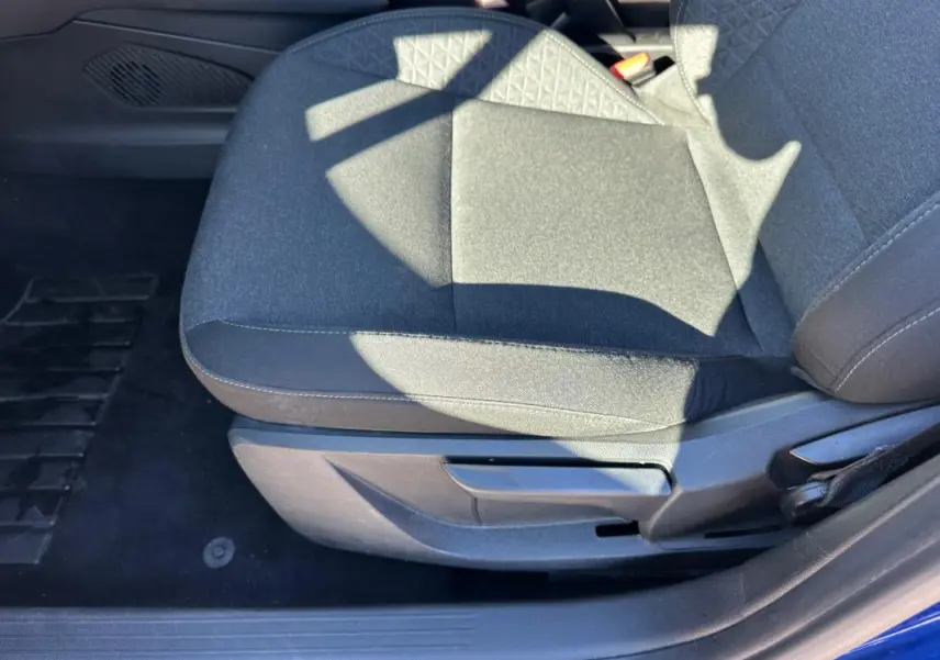 Gros plan sur le siège conducteur en tissu gris foncé de la Renault Clio V TCe 90 Equilibre 2023, côté gauche.