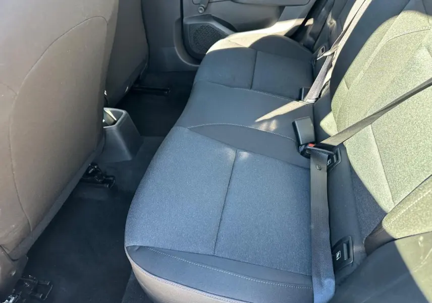 Vue rapprochée des sièges arrière en tissu gris foncé de la Renault Clio V TCe 90 Equilibre 2023.