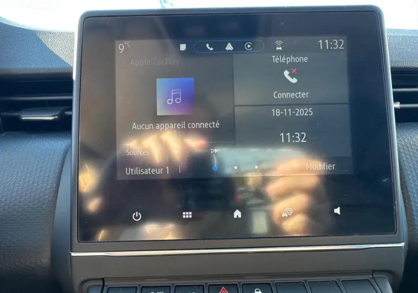 Écran tactile central de la Renault Clio bleu foncé 2023 affichant l'interface multimédia et téléphone.