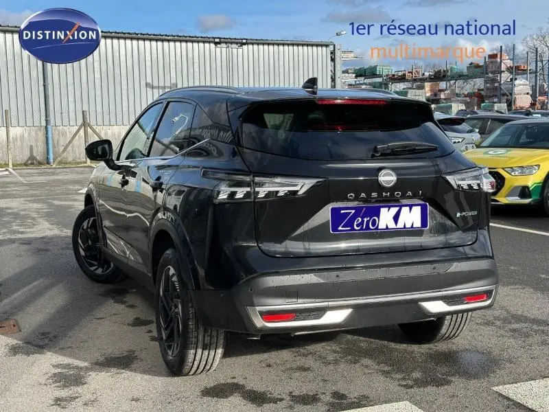 Vue 3/4 arrière du Nissan Qashqai Hybrid e-POWER 2025 en noir Kuro métallisé, avec feux arrière LED et logo distinctif.