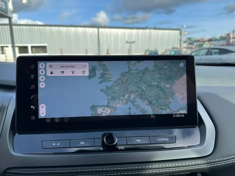 Écran tactile central du Nissan Qashqai Hybrid e-POWER 2025 affichant une carte de navigation, avec commandes audio en dessous.
