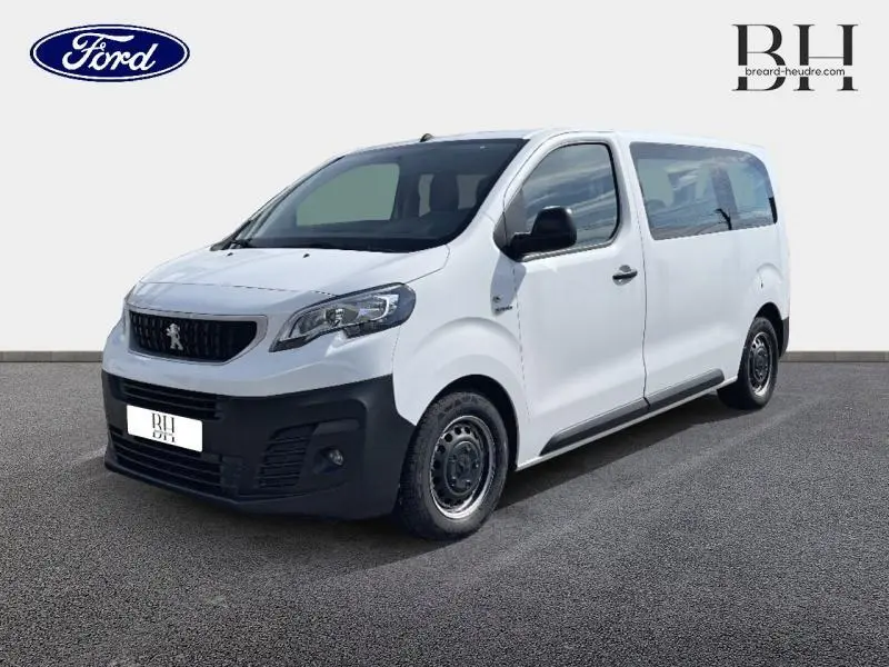 Vue 3/4 avant droit d'un Peugeot Expert Fourgon blanc banquise avec porte latérale arrière droite et vitres teintées.