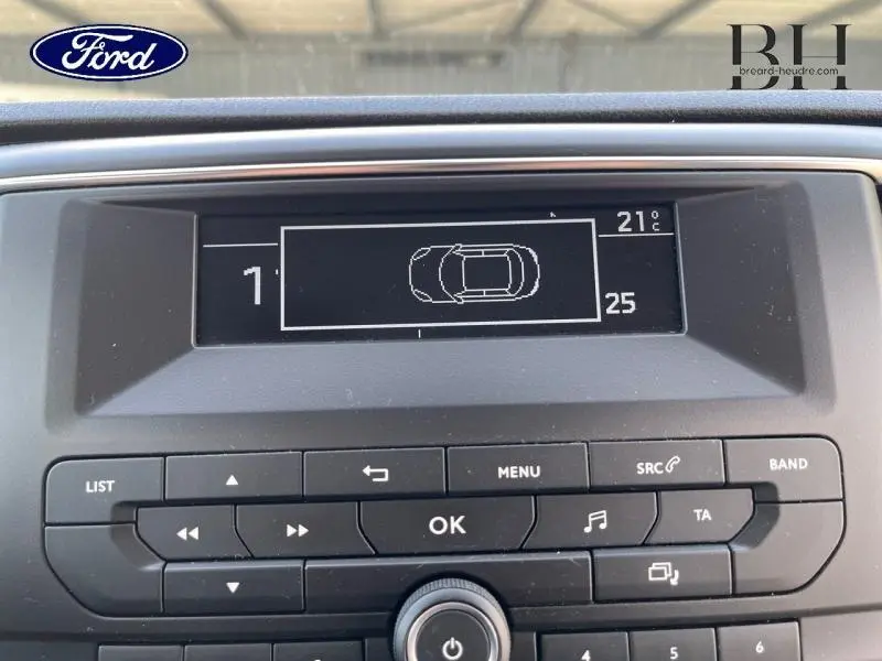 Tableau de bord avec écran central affichant la température et l’icône de véhicule, intérieur Peugeot Expert Fourgon blanc banquise.