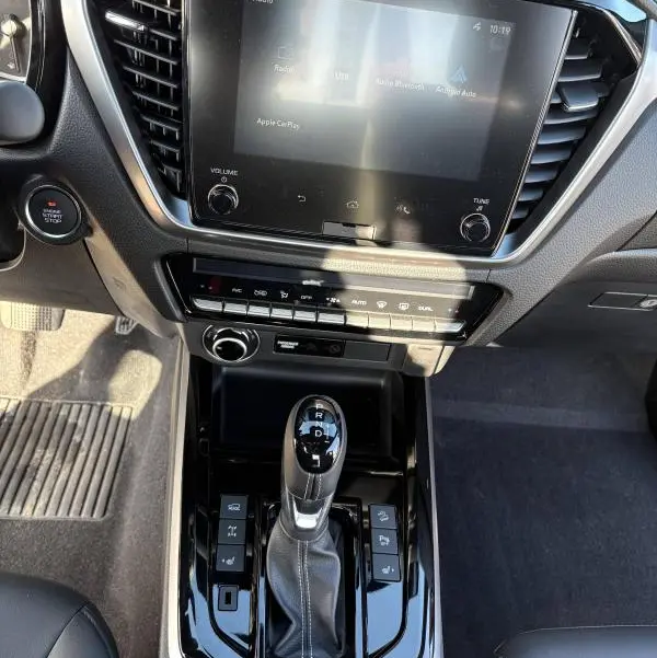 Vue rapprochée de la console centrale noire de l'Isuzu D-MAX 2026 avec écran tactile et levier de boîte automatique.
