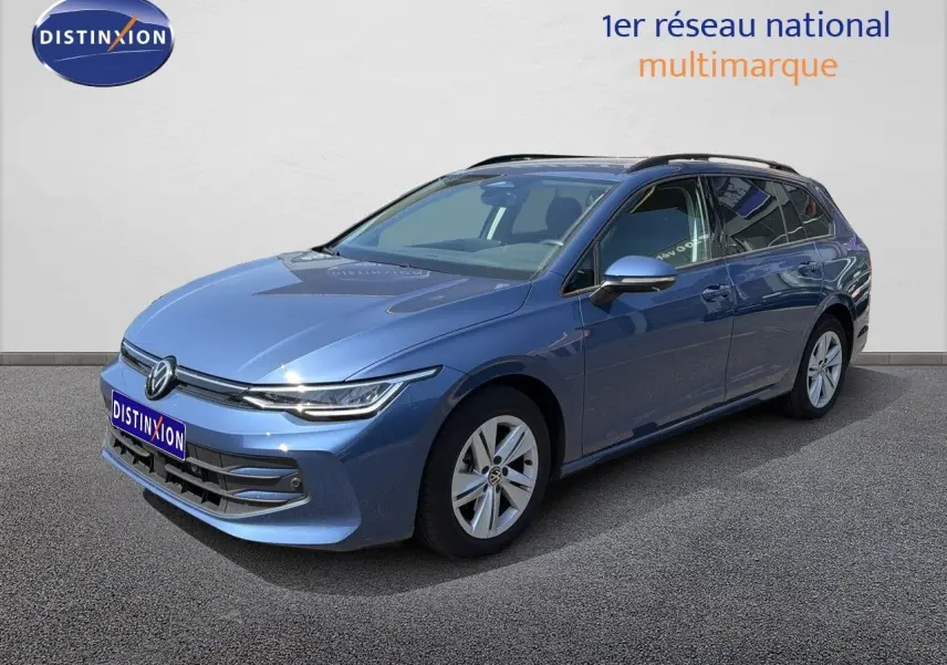 Volkswagen Golf SW bleu Anemone vue 3/4 avant droit, avec jantes alliage et toit ouvrant apparent.