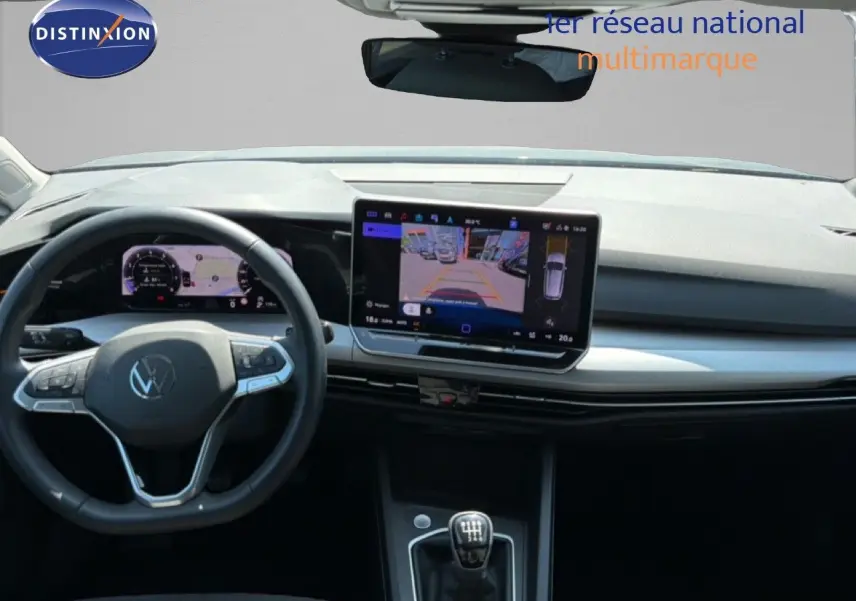 Vue intérieure du tableau de bord et volant de la Volkswagen Golf SW 1.5 TSI Evo2 2026 avec écran tactile et boîte manuelle.