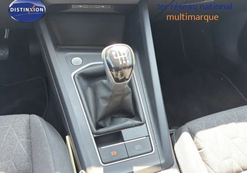Gros plan sur le levier de vitesse manuel de la Volkswagen Golf SW 1.5 TSI Evo2 2026, intérieur gris noir.