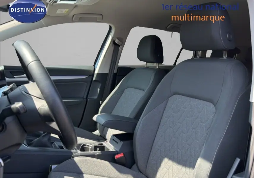 Vue intérieure côté conducteur de la Volkswagen Golf SW 1.5 TSI Evo2 avec sièges tissu gris et volant noir.
