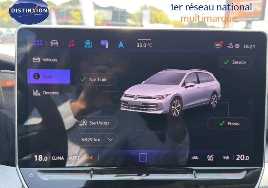 Écran tactile du tableau de bord montrant l'état et les services d'une Volkswagen Golf SW 2026 en vue 3/4 avant.