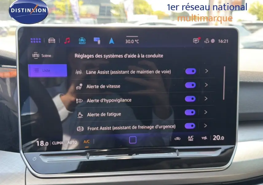 Vue intérieure du tableau de bord de la Volkswagen Golf SW 1.5 TSI 2026, écran tactile affichant les aides à la conduite.