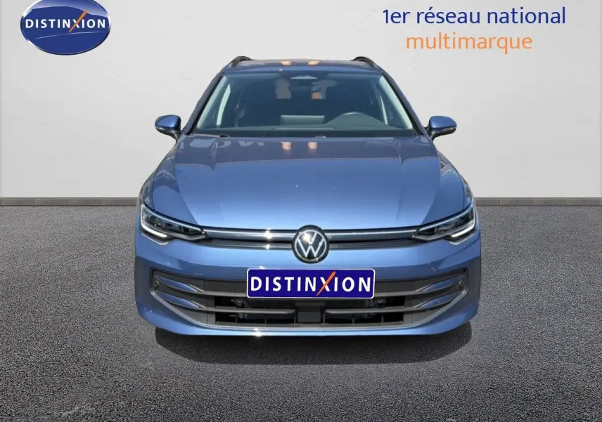 Vue frontale d'une Volkswagen Golf SW 1.5 TSI Evo2 bleu Anemone avec calandre épurée et phares LED fins.