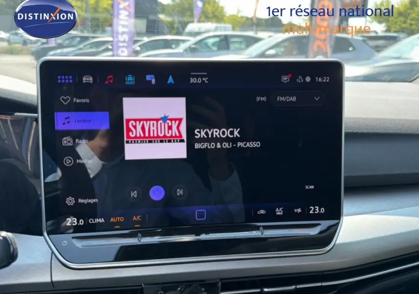 Vue intérieure du tableau de bord de la Volkswagen Golf SW 2026 avec écran tactile affichant la radio Skyrock.